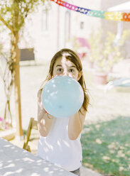 Junge bläst blauen Luftballon auf - FOLF00548