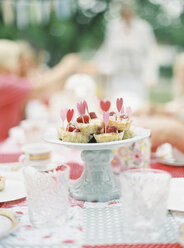 Cupcakes auf Kuchenständer - FOLF00552