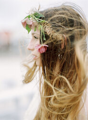 Profil einer jungen Frau mit Blumen im Haar - FOLF00573