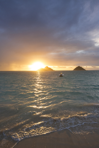 Boot auf See bei Sonnenuntergang, lizenzfreies Stockfoto