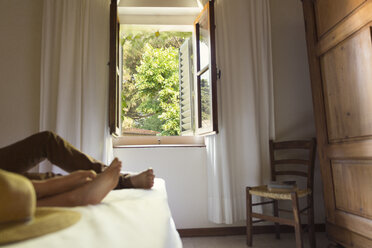 Ehepaar auf dem Bett liegend in einem Bauernhaus - FOLF00590