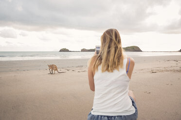 Frau fotografiert Känguru am Strand - FOLF00609