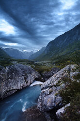 Dunkle Wolken über dem Fjordtal - FOLF00624