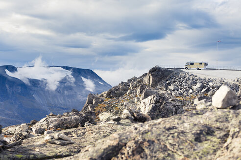 Beobachtungspunkt am Rande eines Bergtals mit Wohnmobil - FOLF00625