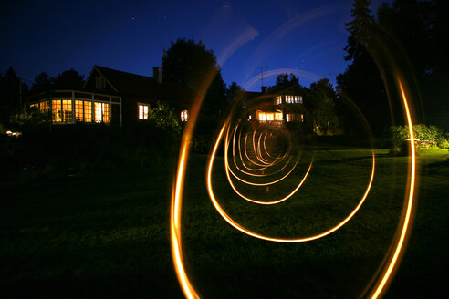 Blick auf den Spirallichtweg im Hinterhof - FOLF00637