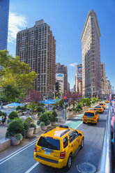 Yellow taxis and Flatiron Building in New York City - FOLF00645