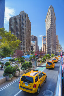 Gelbe Taxis und Flatiron Building in New York City - FOLF00645