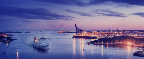 Blick von oben auf die beleuchtete Stadt und den Hafen in der Abenddämmerung - FOLF00652