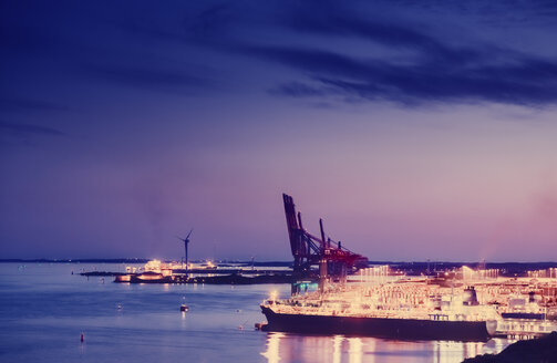 Blick von oben auf die beleuchtete Stadt und den Hafen in der Abenddämmerung - FOLF00653