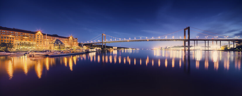 Beleuchtete Alvsborg-Brücke in Göteborg in der Abenddämmerung - FOLF00656