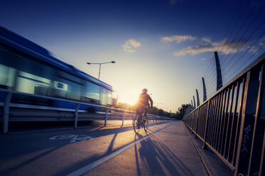 Radfahrer und Bus auf der Brücke - FOLF00671