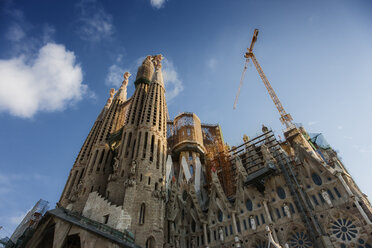 Niedriger Blickwinkel auf die Kathedrale La sagrada familia in Barcelona - FOLF00684