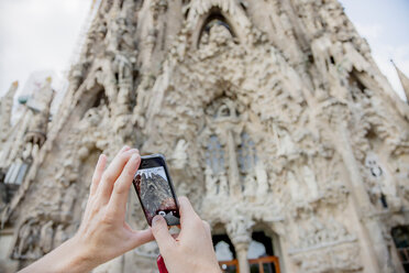 Niedriger Blickwinkel auf die Kathedrale La sagrada familia in Barcelona - FOLF00685