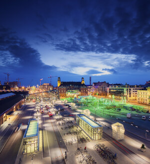 Beleuchtetes Stadtbild mit Hauptbahnhof, Hauptpostgebäude und Festplatz in Malmö - FOLF00700