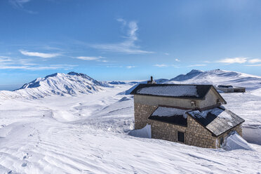 Italien, Abruzzen, Gran Sasso e Monti della Laga, Campo Imperatore und Duca degli Abruzzi Berghütte im Winter - LOMF00706