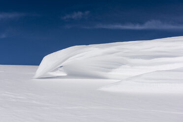 Italien, Abruzzen, Gran Sasso e Monti della Laga, Auszug aus Schnee in Campo Imperatore - LOMF00709