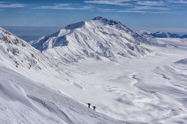 Italien, Abruzzen, Gran Sasso e Monti della Laga, Wanderer auf der Hochebene des Campo Imperatore im Winter - LOMF00711