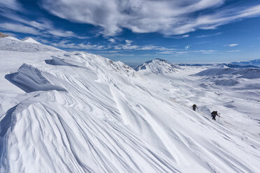 Italien, Abruzzen, Gran Sasso e Monti della Laga, Wanderer auf der Hochebene des Campo Imperatore im Winter - LOMF00712