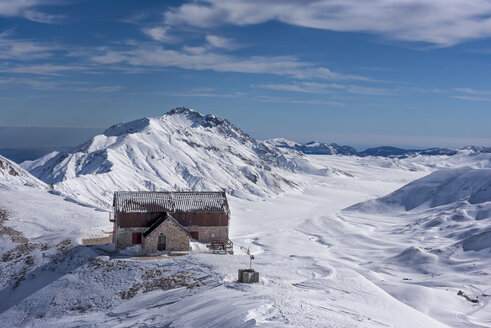 Italien, Abruzzen, Gran Sasso e Monti della Laga, Campo Imperatore und Duca degli Abruzzi Berghütte im Winter - LOMF00713