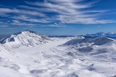 Italy, Abruzzo, Gran Sasso e Monti della Laga, Campo Imperatore plateau in winter - LOMF00714