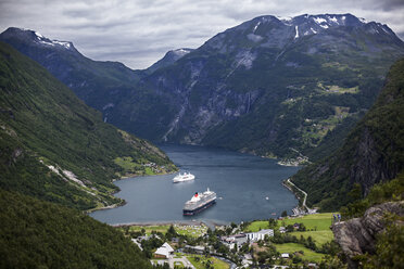 Fjords and ferry - FOLF00718