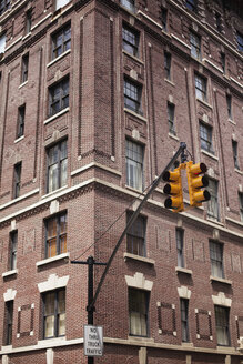 Backsteingebäude und Ampel in New York City - FOLF00727