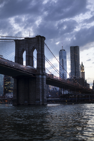 Skyline der Innenstadt von New York City mit Brooklyn Bridge, lizenzfreies Stockfoto