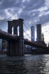 Downtown skyline of New York City with Brooklyn Bridge - FOLF00730