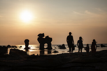 Silhouette von Mutter und Kindern am Strand bei Sonnenuntergang - FOLF00734