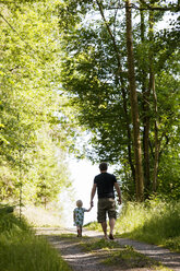 Vater und Tochter gehen durch den Wald - FOLF00738