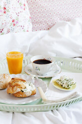 Frühstück auf dem Tablett im Schlafzimmer - FOLF00747