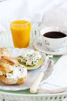 Frühstück auf dem Tablett im Schlafzimmer - FOLF00748