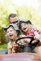 Father with daughters driving tractor - FOLF00754