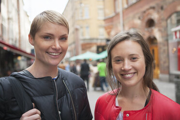 Porträt von zwei Frauen in der Altstadt - FOLF00808