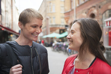 Zwei Frauen von Angesicht zu Angesicht - FOLF00809