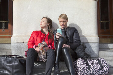 Two women listening to music - FOLF00814