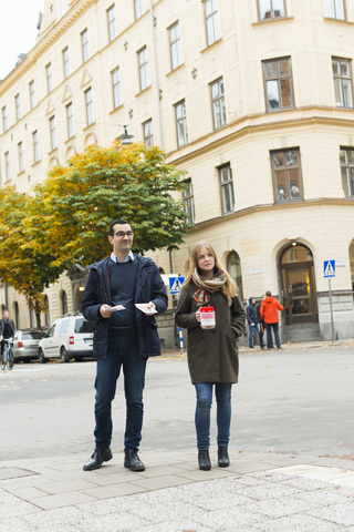 Freiwillige für wohltätige Zwecke auf der Straße, lizenzfreies Stockfoto