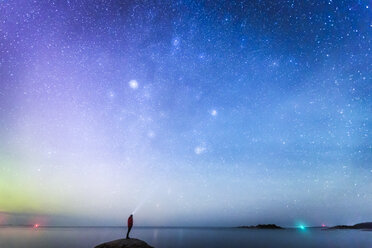 Silhouette eines Mannes mit Blick auf den Nachthimmel - FOLF00852