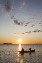 Zwei Männer im Kanu auf der Ostsee bei Sonnenuntergang - FOLF00858