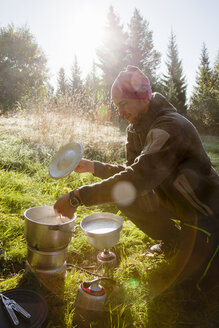 Mittlerer Erwachsener Mann kocht Suppe - FOLF00866