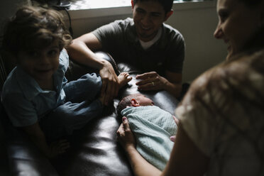 Glückliche Familie mit neugeborenem Jungen zu Hause - CAVF28559