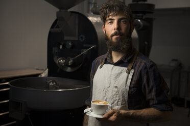 Porträt eines Mannes mit Kaffee im Cafe - CAVF28584