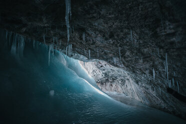 Idyllischer Blick auf das Eis in der Höhle - CAVF28592