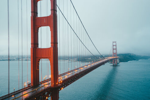 Beleuchtete Golden Gate Bridge gegen bewölkten Himmel - CAVF28598