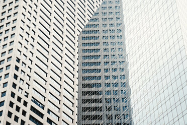 Niedriger Blickwinkel auf ein modernes Gebäude, das sich in den Fenstern spiegelt - CAVF28600