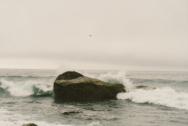 Sea waves splashing on rock against sky - CAVF28602