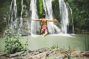 Mann springt in Fluss gegen Wasserfall - CAVF28605