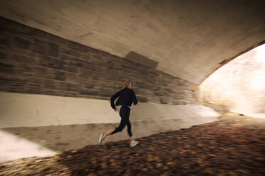 Frau joggt in altem Tunnel - CAVF28664