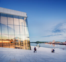 Osloer Opernhaus bei Sonnenuntergang - FOLF00890