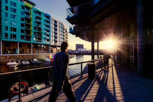 Gehweg am Wasser bei Sonnenuntergang - FOLF00906